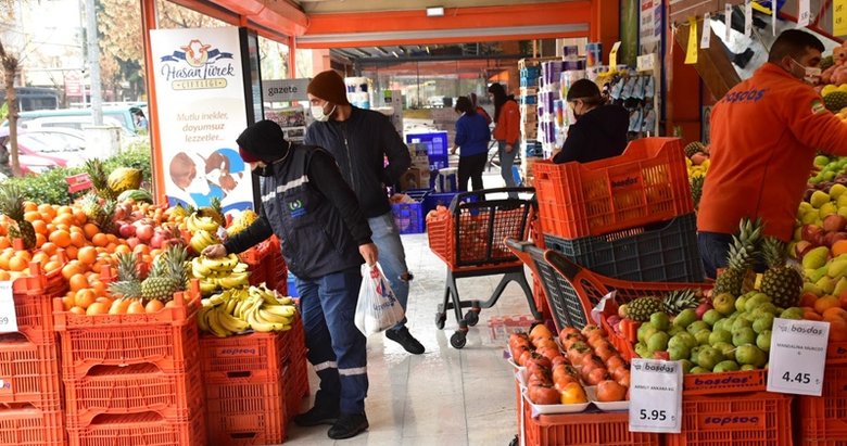 İzmir’de yılbaşı ve kısıtlama öncesi marketlerde yoğunluk oluştu