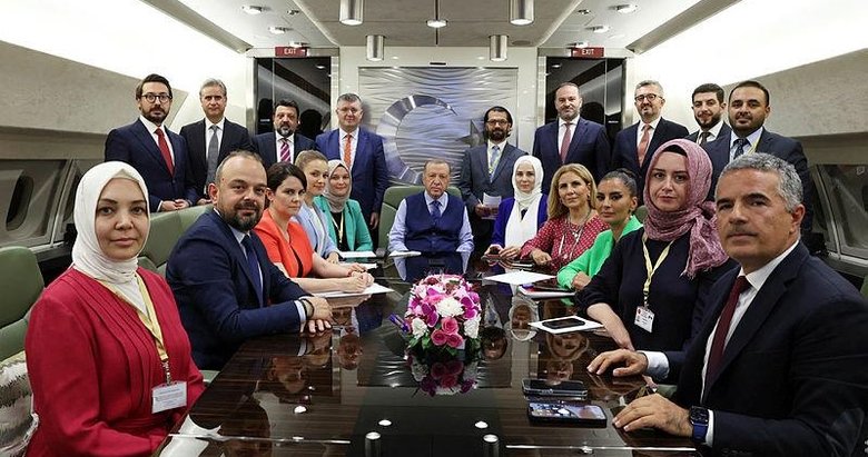 Başkan Erdoğan, Soçi Zirvesi dönüşü uçakta gazetecilerin sorularını cevapladı