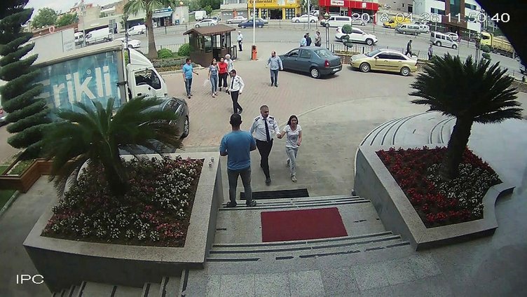 Adana’da kadın hırsızı kadınlar evire çevire dövdü