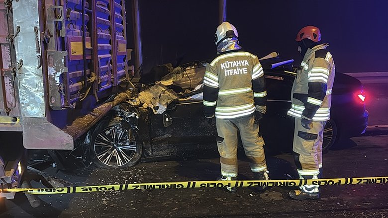 kutahyada-feci-kaza-otomobil-tira-arkadan-carpti-4-kisi-hayatini-kaybetti-1764826119387.jpg