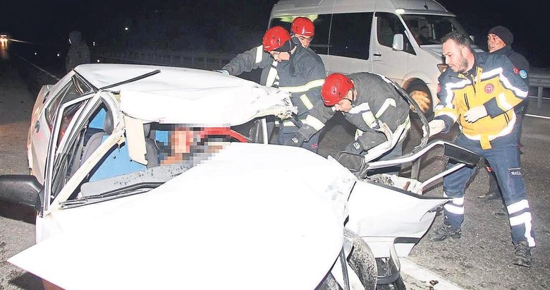 Otomobil TIR’a çarptı sıkışan sürücü can verdi