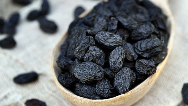 Siyah kuru üzüm neye iyi gelir? Siyah kuru üzümün faydaları nelerdir?