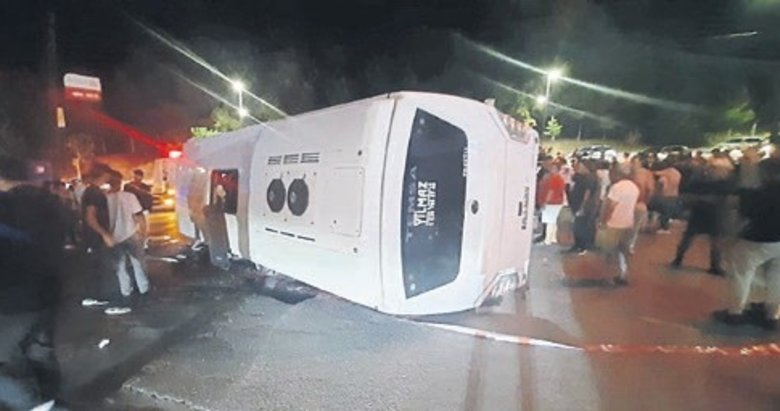 İzmir’de servis ile otomobil çarptı: 4 yaralı