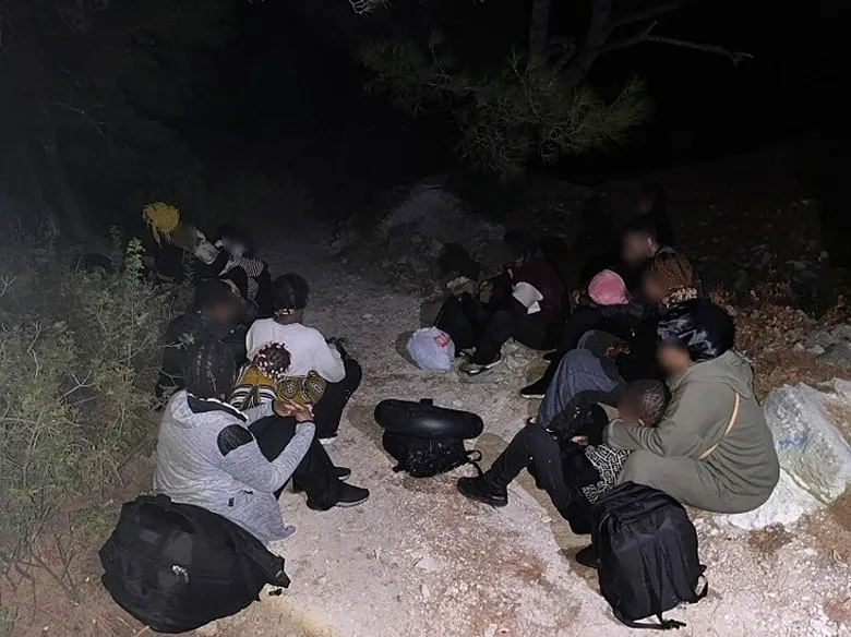 İzmir’de çifte operasyon! Göçmenler neye uğradığını şaşırdı: 73 kişi yakalandı