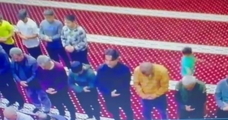 Minik yaramaz namaz kılan yaşlı adamın taburesini çekip yere düşürdü