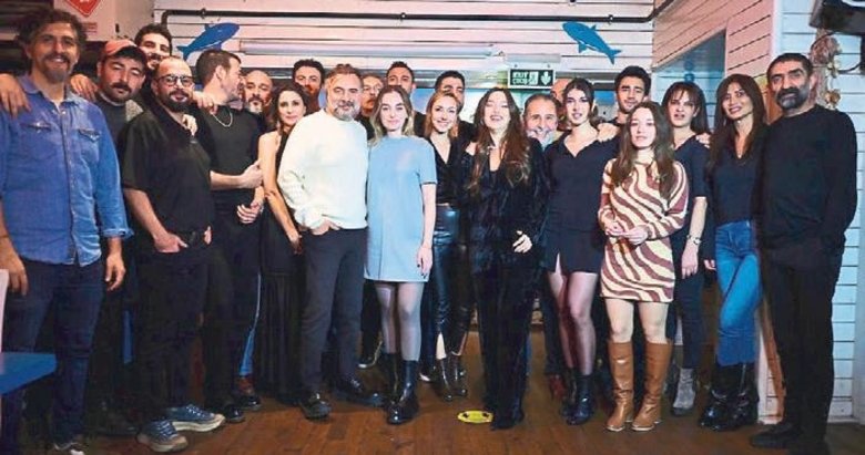 ‘Ben Bu Cihana Sığmazam’ ekibinden çifte kutlama