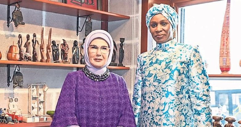 Lider eşleri Afrika Kültür Evi’ni gezdi