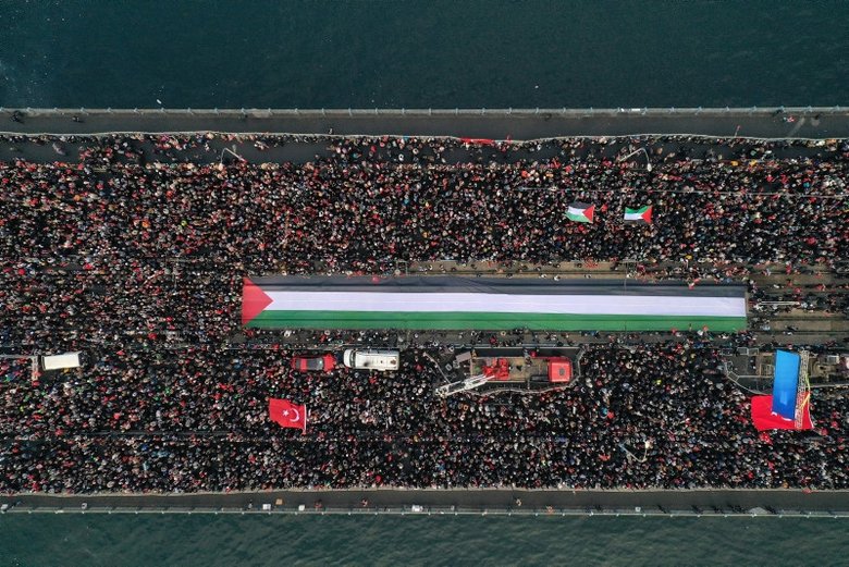 Teröre lanet Filistin’e destek! On binler Galata’ya akın etti