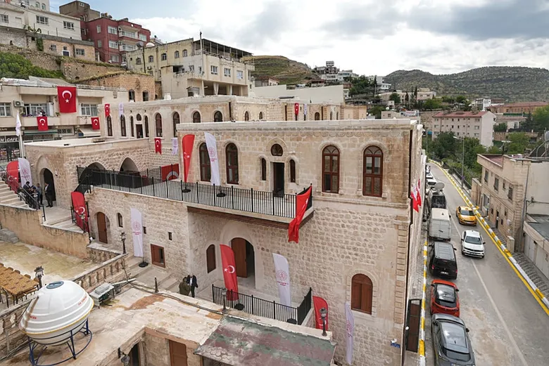 bakan-ersoydan-aziz-sancara-buyuk-vefa-baba-ocagi-bilimin-yuvasi-oldu-1792590051572.png