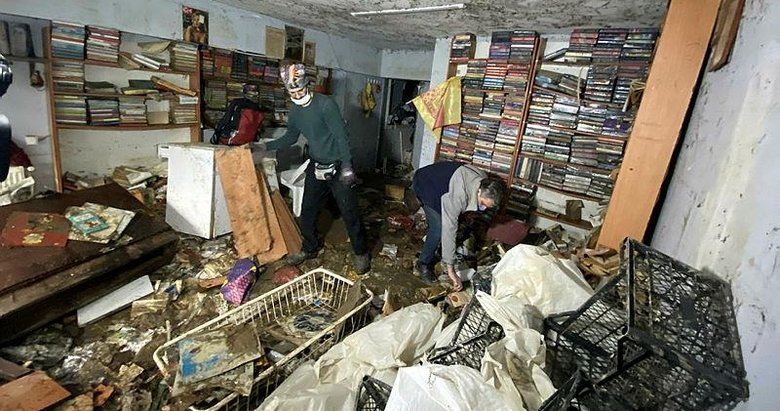 Sahafı sel suyu vurdu, 35 bin kitap su altında kaldı