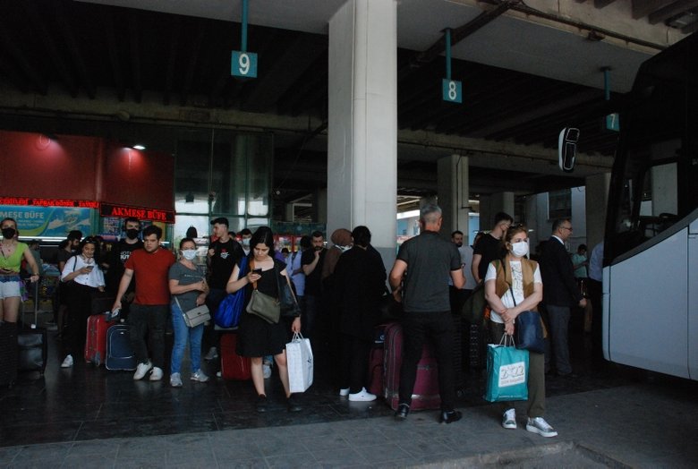izmir-otogarinda-ramazan-bayrami-yogunlugu-binlerce-kisi-yola-cikti-1651309383756.jpg