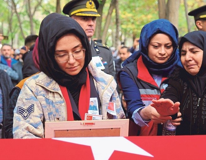 ruyasinda-gordugu-sehadet-gercek-oldu-turkiye-sehitlerini-ugurladi-1763146155081.jpeg