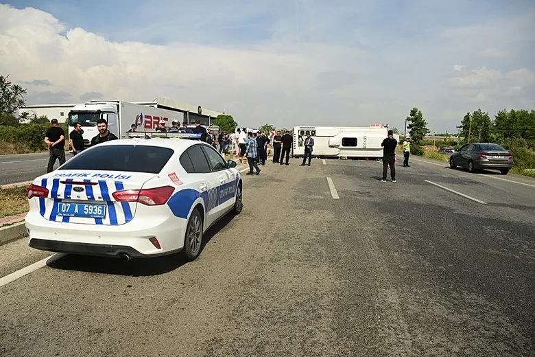 Antalya’da midibüs, kaygan yolda devrildi: Yaralılar var