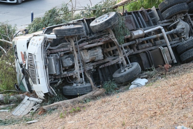 Peş peşe kazalar! İzmir’de korkunç kaza! 2 TIR çarpıştı