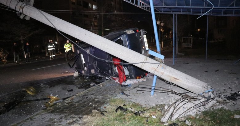 Kamyonetin alkollü sürücüsü yüksek gerilim hattı direğine çarptı, 8 mahalle elektriksiz kaldı