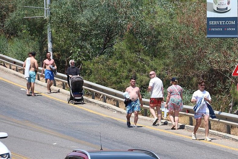 Ölüdeniz’den bayram manzaraları! Trafik tıkanınca yürüyerek gittiler