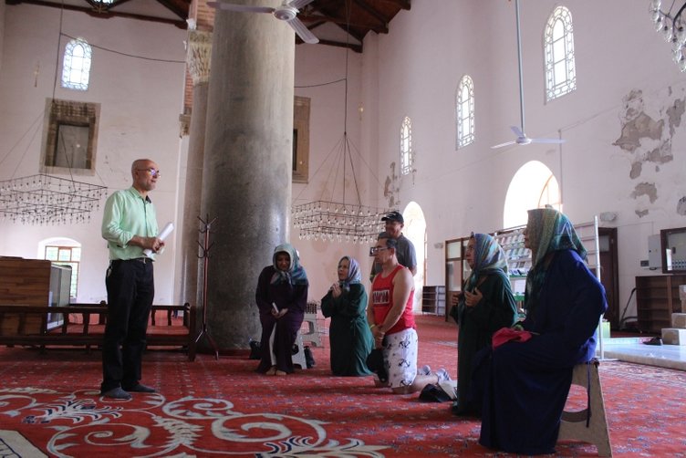 Herkesin konuştuğu şehit babası imam! İzmir’de yabancı diliyle gönül köprüsü kuruyor