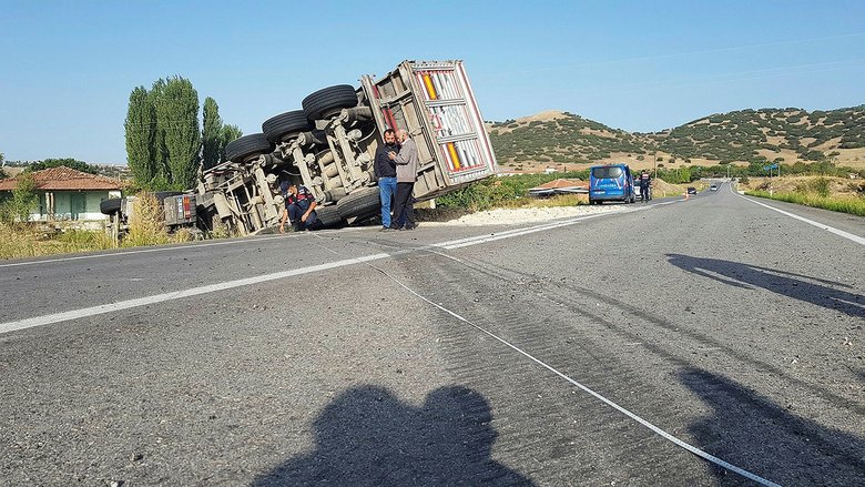 Kaya parçaları yüklü TIR kontrolden çıkarak devrildi
