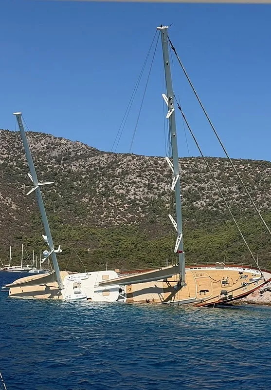 Muğla’da panik anlar! Kayalıklara vurup yan yatan teknedeki 11 kişi kurtarıldı