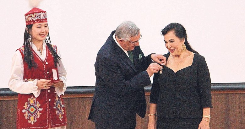 Türkan Şoray’a 25.yıl hizmet madalyası verildi