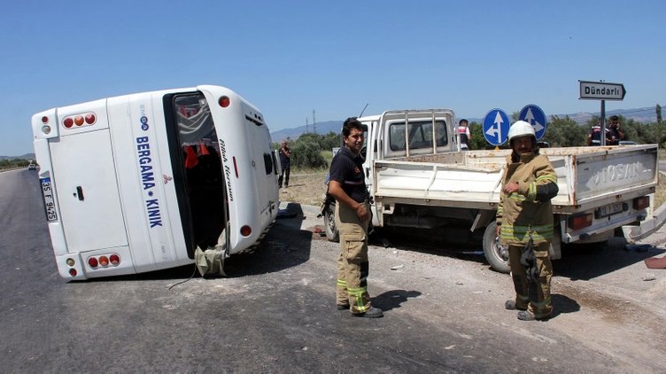 İzmir’de yolu midibüsü kamyonete çarptı! Çok sayıda yaralı var