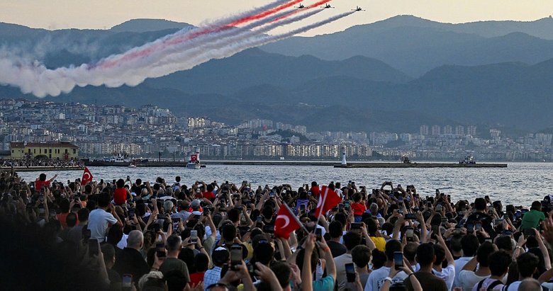 Solo Türk ve Türk Yıldızları, İzmir’de gösteri uçuşu yaptı
