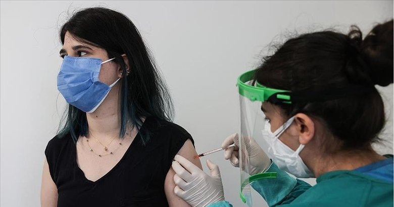 Tüm öğretmen ve eğitim çalışanları Kovid-19’a karşı aşılanıyor