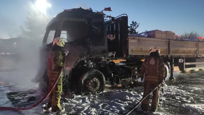 Korku dolu anlar kamerada! TIR alev alev yandı