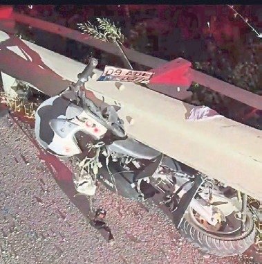 Motosiklet gençlerin canına mal oldu