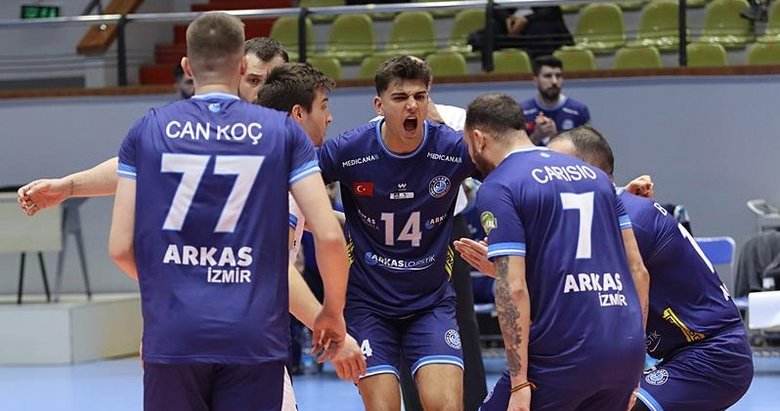 İzmirliler filede sahnede