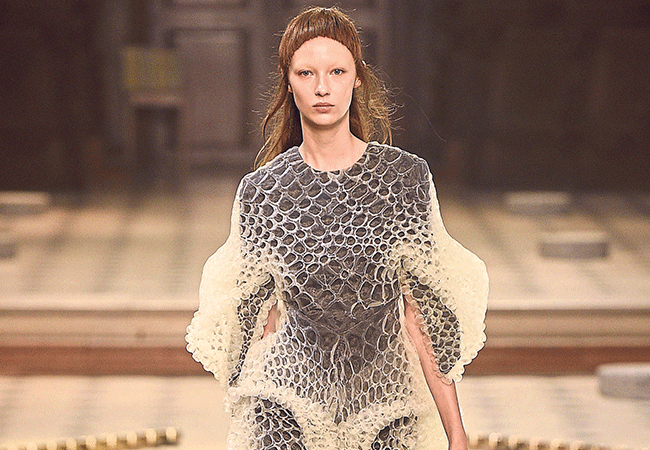 Modada fütüristik çizgiler