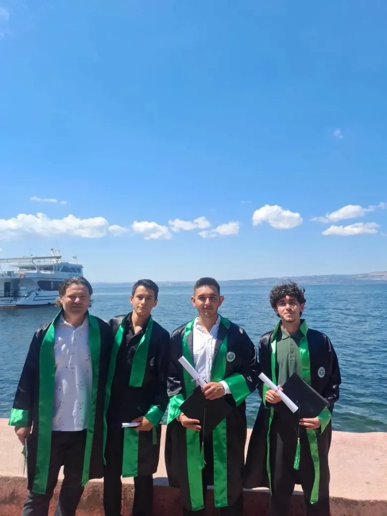 izmirde-denizcilik-aski-sinir-tanimadi-43-yasinda-gelen-diploma-herkese-ornek-oldu-1783196001724.jpeg