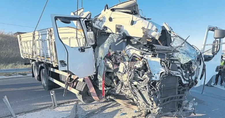 Çanakkale’de kamyon barıyerlere çarptı: 2 ölü
