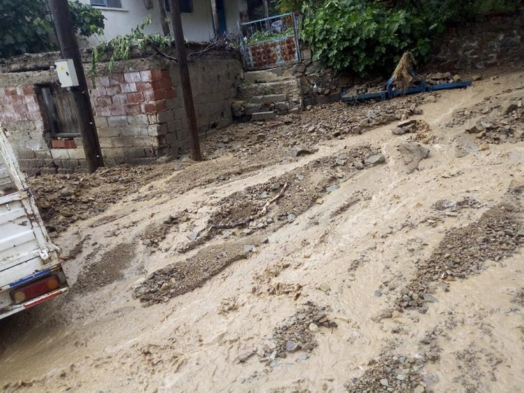 Balıkesir Burhaniye’de toprak kayması paniği! Evler boşaltıldı