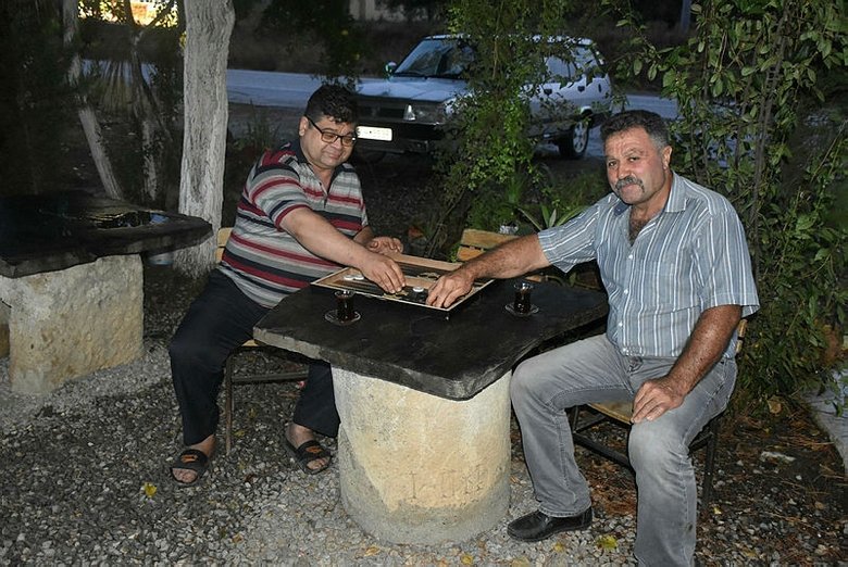 Aydın’da 25 yıldır kahvehane masası olarak kullanılan taş, 2 bin yıllık yön tabelası çıktı