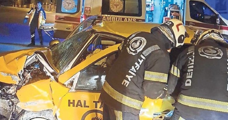 Mezarlık duvarına çarpan taksici kurtarılamadı