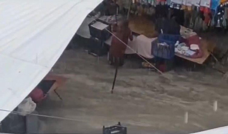 Kütahya Domaniç’te sağanak yağış semt pazarını göle çevirdi