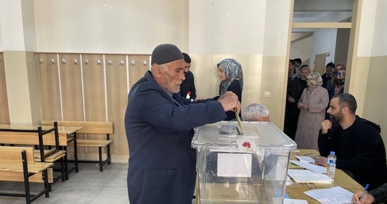 Türkiye sandık başında! Milyonlarca seçmen oy kullanıyor