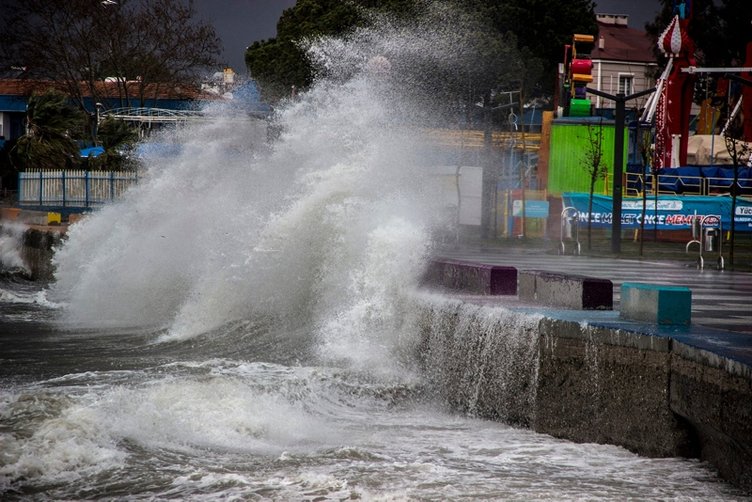 Kuzey Ege’de lodos hayatı felç etti