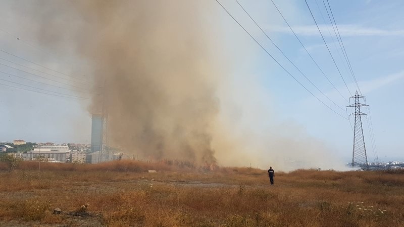 Avcılar’da buğday tarlasındaki yangın E-5’i dumana boğdu