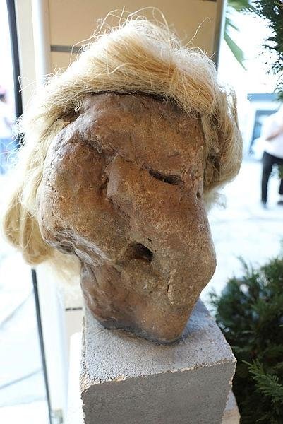 Marmaris’te ilginç sergi; 20 yıl boyunca topladığı surata benzeyen taşları sergilendi