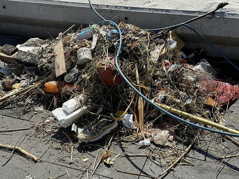 İzmir Körfezi bu kez de sağanak yağmur sonrası çöple doldu