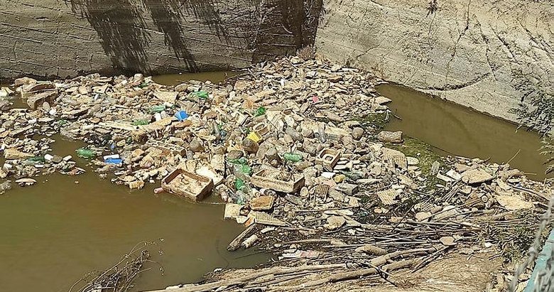 Sulama kanalına atılan çöpler utandırdı