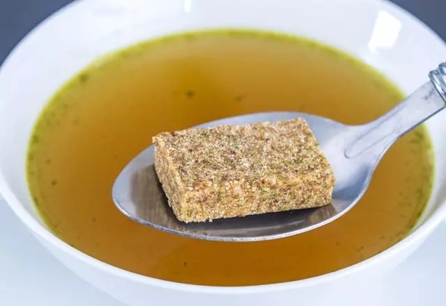 Sakın yemeklerinize atmayın! O kadar zararlı ki...