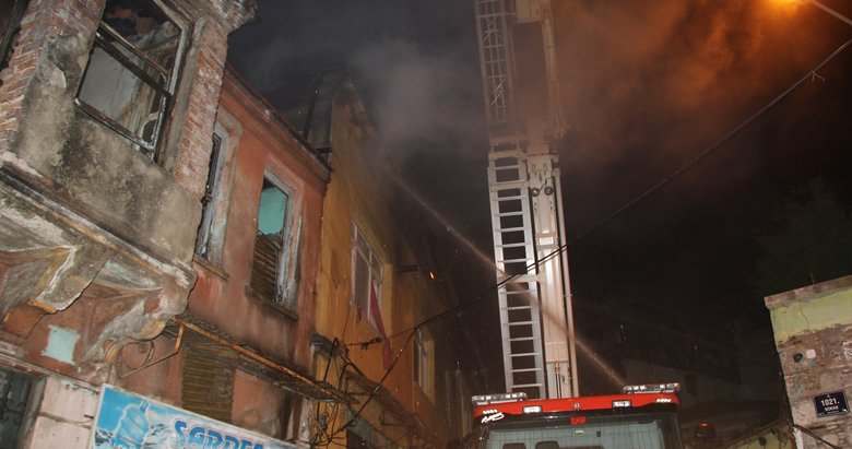 İzmir’de fırın bacasından çıkan yangında 3 bina hasar gördü