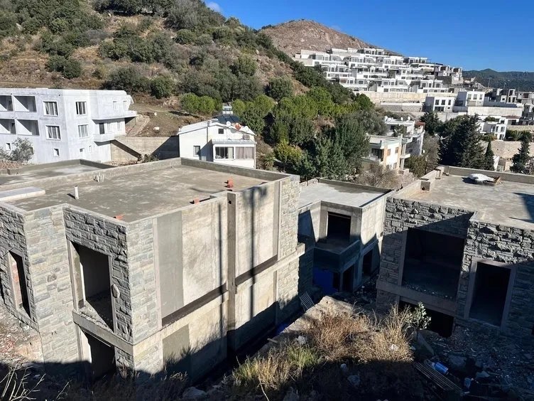 Şarkıcı Suavi mercek altına alındı! Arsasında kesilen ağaçlarla ilgili inceleme başlatıldı