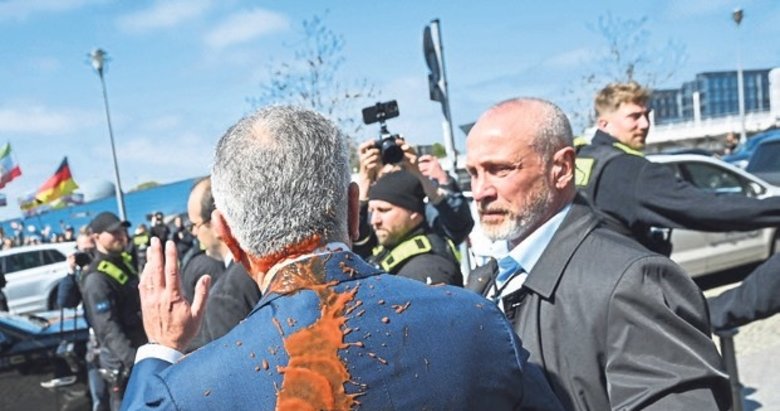 Devrik İran şahının oğlu Pehlevi’ye boyalı saldırı