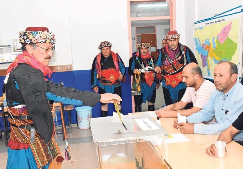 Sandık başından renkli ve ilginç seçim manzaraları