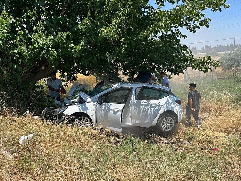 izmirde-feci-kaza-agaca-carpan-aracta-4-kisi-agir-yarali-1781613972031.jpeg