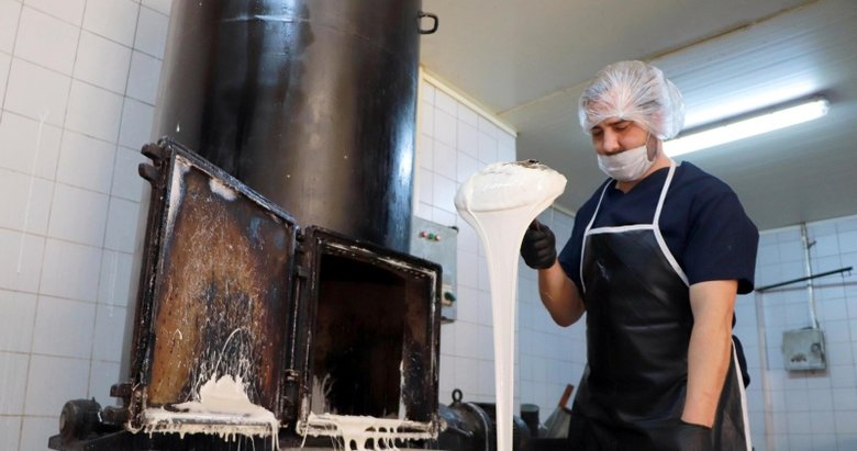 Manisa’nın meşhur tahinli helvası susam ve kül karıştırılarak yapılıyor